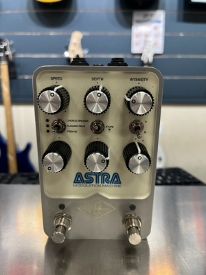 Store Special Product - Universal Audio Astra Modulation Machine Stereo Effects Pedal